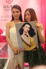 组图：韩丹彤助阵女神节 与陈乔恩成好闺蜜