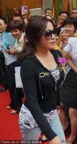 组图：刘晓庆为美容院站台 黑超遮面引人群骚动