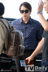 组图：韩团JYJ墨镜亮相机场 在中口罩遮面