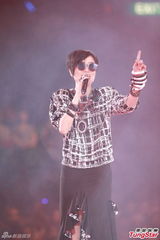 组图：张学友郑秀文等红馆开唱致敬张耀荣