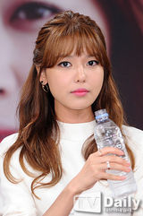 组图：《人生春天》秀英长裙亮相 身高优势突显