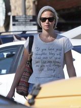 组图：詹妮弗-劳伦斯艳照门后首现身 眉头紧锁大秀美腿