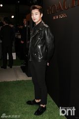 组图：BEAST尹斗俊f(x)宋茜惊艳等亮相时尚活动