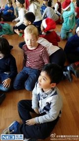 组图：王中磊17岁女儿长腿清秀 姐弟有爱互动