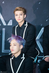 独家高清：EXO出道两年首开唱 11成员一夜长大