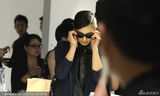 组图：刘涛着ol装上海捞金 试包试墨镜兴致十足