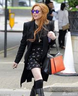 组图：林赛-罗韩紫罗兰色眼镜出街 贵气十足