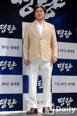 组图：《鸣梁》发布会 戏骨崔岷植演朝鲜名将