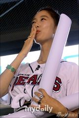 组图：韩国艺人CLARA(李成敏)性感造型亮相棒球比赛现场