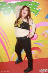 组图：郑欣宜被男伴托举 肥胖女星大摆撩人pose