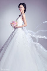 组图：王丽坤披婚纱演绎浪漫 身材婀娜女神范儿
