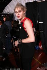 组图：看脸就醉了 小鲜肉五秒盛夏乐队献唱