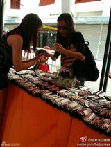 组图：张柏芝带娃逛街边摊 两子运动装喝冷饮