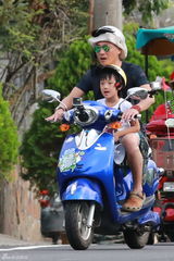 组图：爸爸2体验台湾风情 老爸萌娃变机车少年