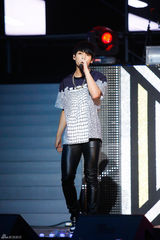 独家：雪莉男友崔子亮相爱心慈善演唱会