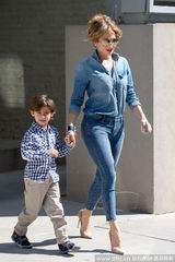 组图：洛佩兹牛仔装牵宝贝出街 红唇美臀迷死人