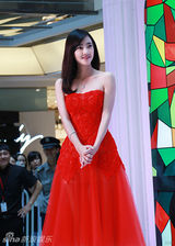 组图：王丽坤西安现身人气爆棚 坦承期待感情