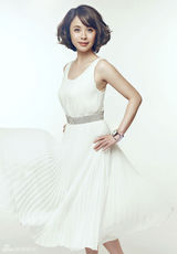 组图：杨若兮白裙写真曝光 迷人笑容女人温婉