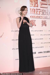 组图：李娅莎获台语女歌手奖 大哭感谢观音菩萨