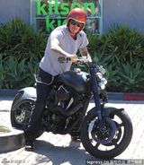 贝克汉姆化身机车男帅气十足 为女儿采购童装(图)