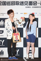 高清组图：张佑赫在京会粉丝 秀舞姿有爱互动