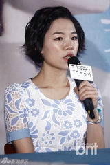 组图：韩片《幻想中的她》试映会 韩艺礼抹泪