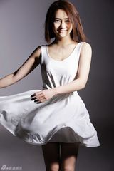 组图：刘芸白裙轻舞似少女  自信笑容温暖阳光