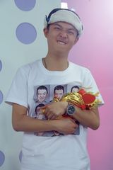 组图：包贝尔搞怪范儿亮相 怀抱龙浪应景2月2