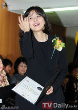 组图：韩星李宝英担任一日名誉信访义务室长