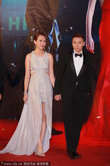 组图：张晋随爱妻现身 蔡少芬大方秀美腿