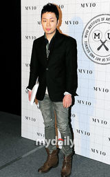 组图：神话Eric与孙潭菲等个性装扮出席活动