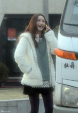 组图：姚笛任重路边拍戏对剧本 姚笛换百万豪车