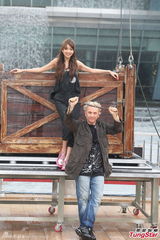 组图：薛凯琪亮相澳门 冒雨助阵魔术演出