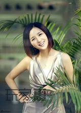 高清组图：何洁冬日清凉拍照 秀腿露臂无惧寒风