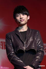 组图：郭书瑶秀热舞拉票有方 吴克群与粉丝亲密接触 