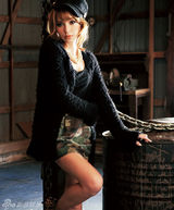 组图：日本人气混血模特藤井莉娜性感服饰写真