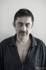 组图：导演锡兰拍写真 留灰白胡子展沧桑范儿