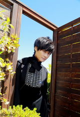 组图：李宇春戛纳拍写真 黑衣酷帅钻饰高贵