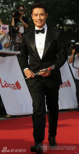 组图：李秉宪帅气依旧 粉丝称赞雕刻美男