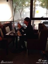 组图：古川雄辉北京拍戏 女主张辛苑贴心送麻将