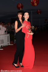 组图：章子怡获苏菲玛索颁奖 亲密合影似姐妹花