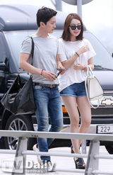 组图：苏怡贤印乔镇甜蜜现身 准夫妇难掩幸福