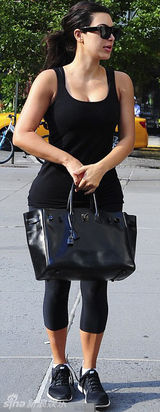 组图：金-卡戴珊穿性感蕾丝裙 与粉丝亲密合影