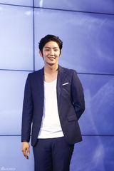 独家：《神枪手》李准基高调亮相 耍宝卖萌