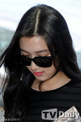 组图：韩星朱多英热辣短裤现身 秀雪白美腿