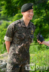 组图：韩星金武烈退伍 曾休长病假惹争议