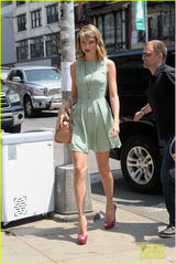 组图：斯威夫特红唇复古裙现身 高跟美腿亮眼