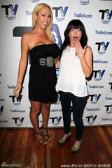 组图：玛利亚-凯利爆乳抹胸裙秀圆润双峰