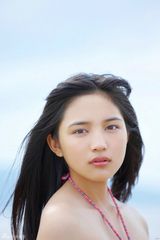 组图：《金田一》女星川口春奈曝私照 海边玩比基尼诱惑