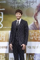 组图：宋慧乔粉嫩宣传新片 短裙落座险走光